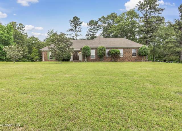 Property at 700 Martin Luther King Jr Dr, Holly Springs, MS 38635, 4 beds, 2.5 baths