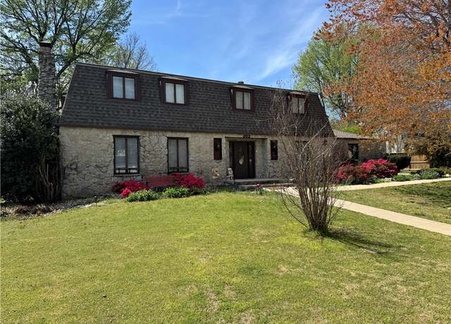 Property at 202 Magnolia St, Harrison, AR 72601, 4 beds, 2.5 baths