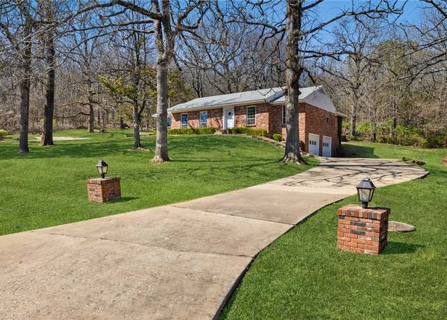 Property at 2100 E Manor Dr, Fayetteville, AR 72701, 4 beds, 3 baths