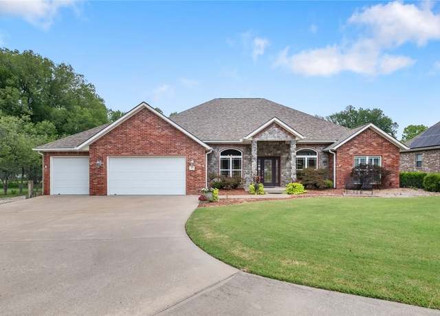 Property at 1909 Villa View Dr, Siloam Springs, AR 72761, 4 beds, 3 baths
