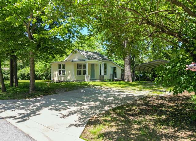 Property at 1236 W Mount Comfort Rd, Fayetteville, AR 72703, 2 beds, 1.5 baths