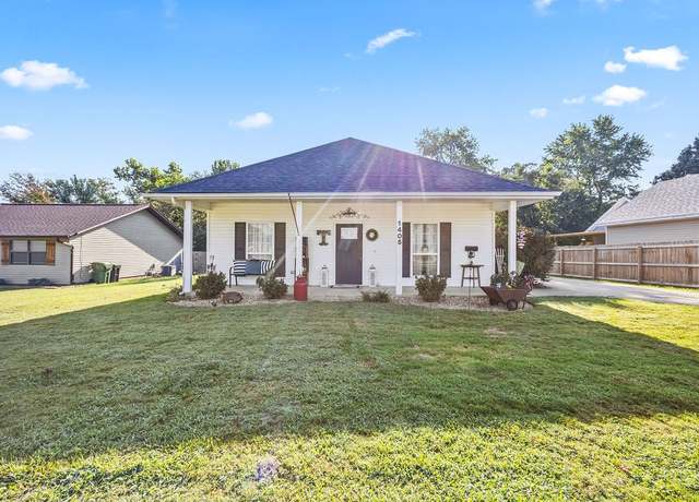 Property at 1405 S 5th St, Rogers, AR 72756, 3 beds, 2 baths