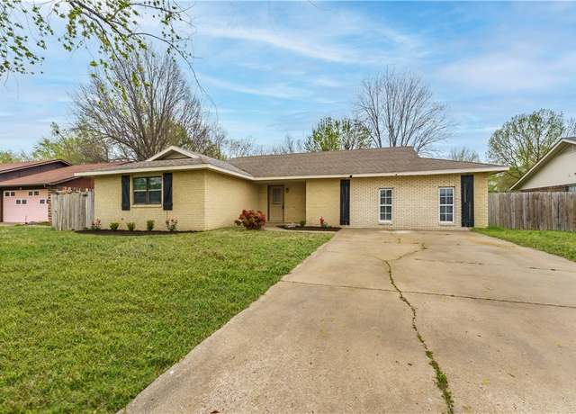 Property at 1101 Karena St, Springdale, AR 72762, 4 beds, 2 baths