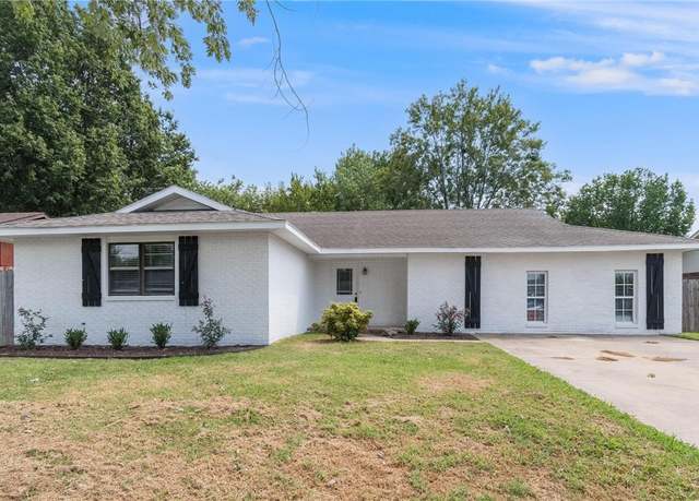 Property at 1101 Karena St, Springdale, AR 72762, 4 beds, 2 baths