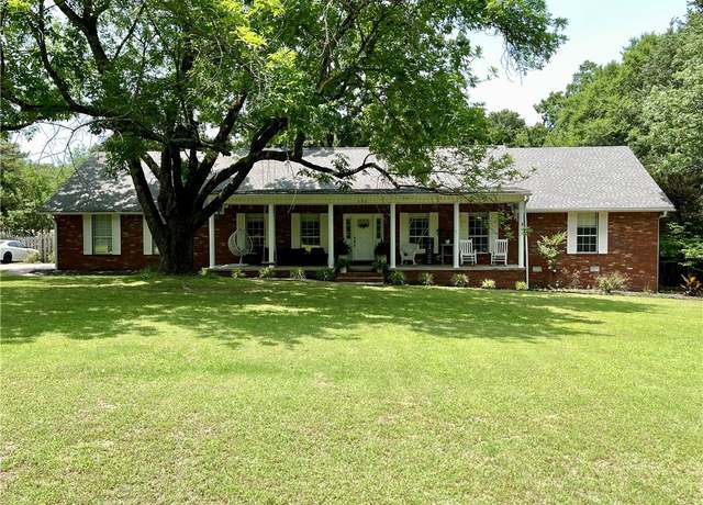 Property at 530 Old Post Rd, Russellville, AR 72802, 4 beds, 2.5 baths