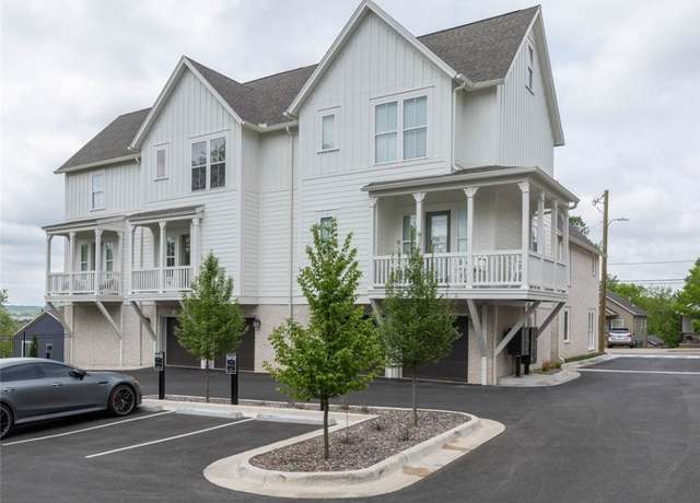 Property at 380 S Hill Ave, Fayetteville, AR 72701, 2 beds, 2 baths