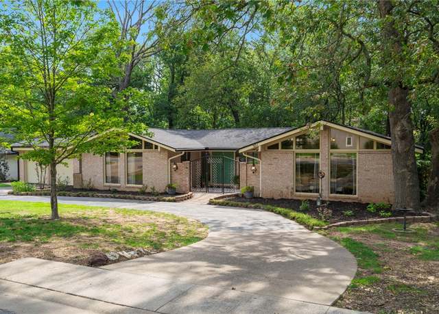 Property at 301 S Dogwood St, Siloam Springs, AR 72761, 3 beds, 2.5 baths