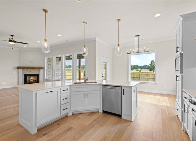 Property at 2209 Salmon St, Pea Ridge, AR 72751, 4 beds, 2.5 baths