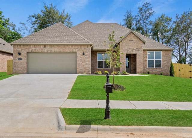 Property at 2919 N Grey Squirrel Dr, Fayetteville, AR 72704, 3 beds, 2 baths