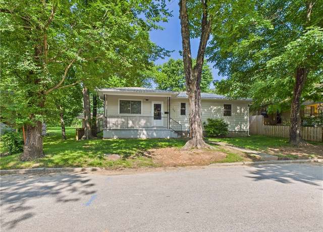 Property at 806 N Robinson St, Harrison, AR 72601, 3 beds, 1.5 baths