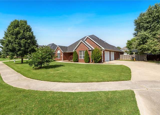 Property at 534 Mulligan Dr, Fayetteville, AR 72704, 4 beds, 2 baths