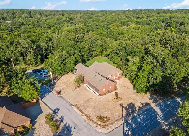 Property at 2 Stonehaven Ln, Bella Vista, AR 72715, 4 beds, 2.5 baths