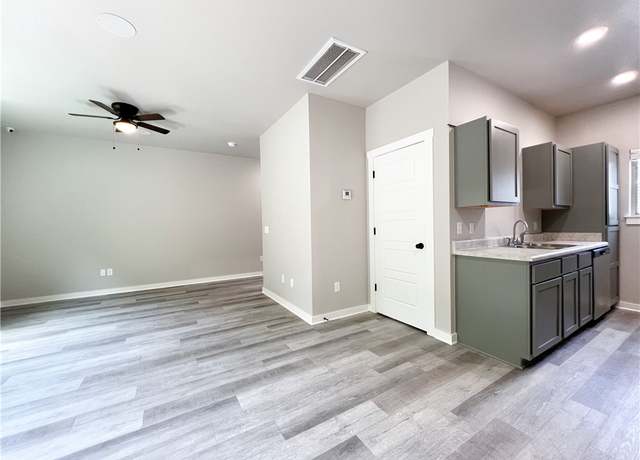 Property at 285 W Ash St, Fayetteville, AR 72703, 2 beds, 2.5 baths