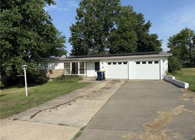 Property at 1021 Berry St, Harrison, AR 72601, 4 beds, 2 baths