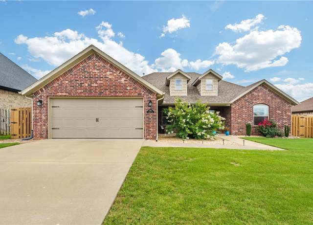 Property at 950 Sunset Ln, Centerton, AR 72719, 3 beds, 2 baths