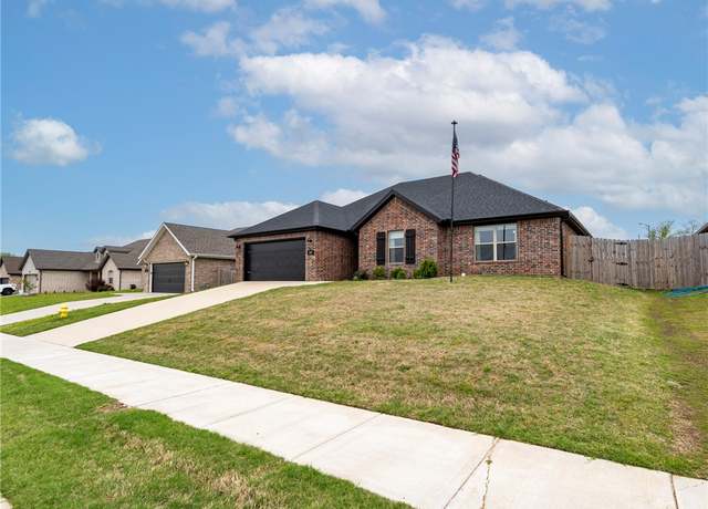 Property at 705 W Jillian St, Siloam Springs, AR 72761, 3 beds, 2 baths