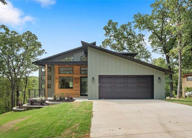Property at 20 Stretford Dr, Bella Vista, AR 72714, 4 beds, 2.5 baths