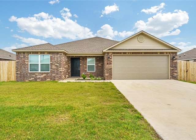 Property at 815 W Tanner Dr, Siloam Springs, AR 72761, 4 beds, 2 baths