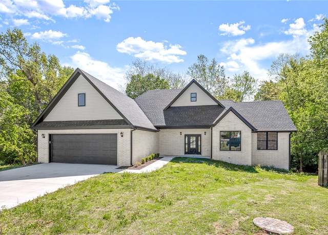Property at 1738 Knollcrest Cir, Fayetteville, AR 72704, 4 beds, 3 baths