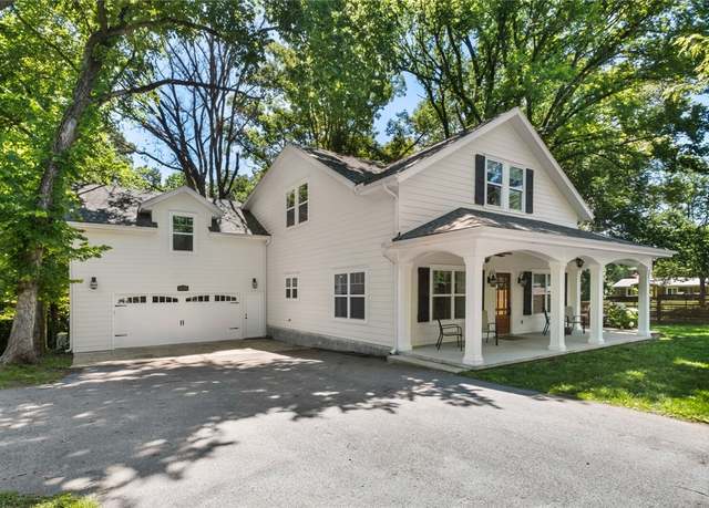 Property at 1330 S Curtis Ave, Pea Ridge, AR 72751, 4 beds, 3.5 baths