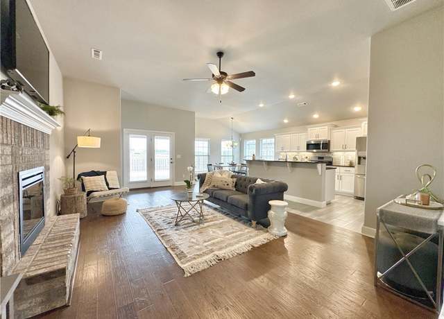 Property at 626 NW 62nd Ave, Bentonville, AR 72713, 3 beds, 2 baths