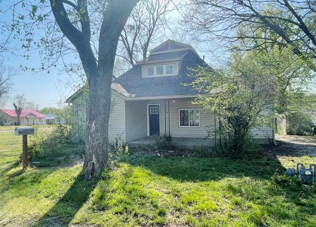 Property at 402 George St, Berryville, AR 72616, 2 beds, 2 baths