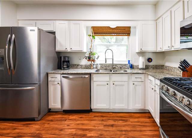 Property at 2748 N Villa Blvd, Fayetteville, AR 72703, 3 beds, 2 baths