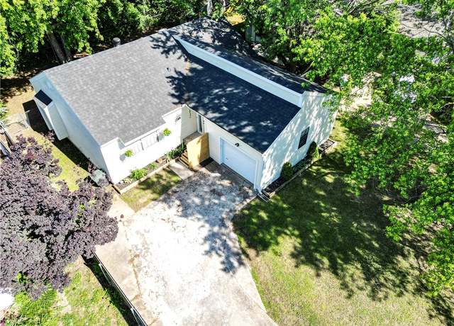 Property at 2748 N Villa Blvd, Fayetteville, AR 72703, 3 beds, 2 baths