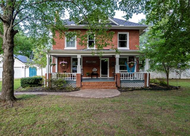 Property at 517 N Madison St, Siloam Springs, AR 72761, 4 beds, 3.5 baths