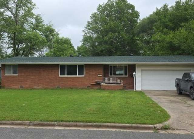 Property at 1302 Davis Ave, Springdale, AR 72764, 3 beds, 1.5 baths