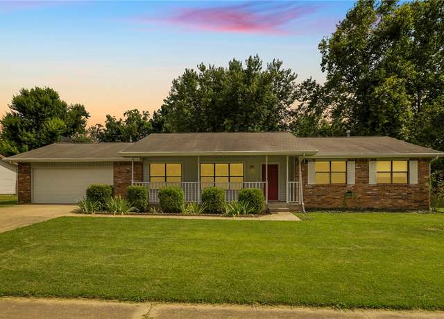 Property at 811 Maple St, Prairie Grove, AR 72753, 3 beds, 2 baths