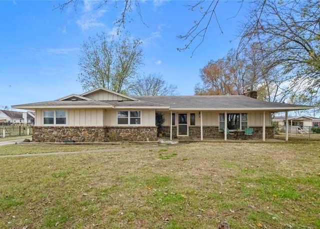 Property at 15727 N Hwy 94, Pea Ridge, AR 72751, 4 beds, 3 baths