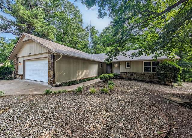 Property at 19 Lockerbie Dr, Bella Vista, AR 72715, 3 beds, 2 baths