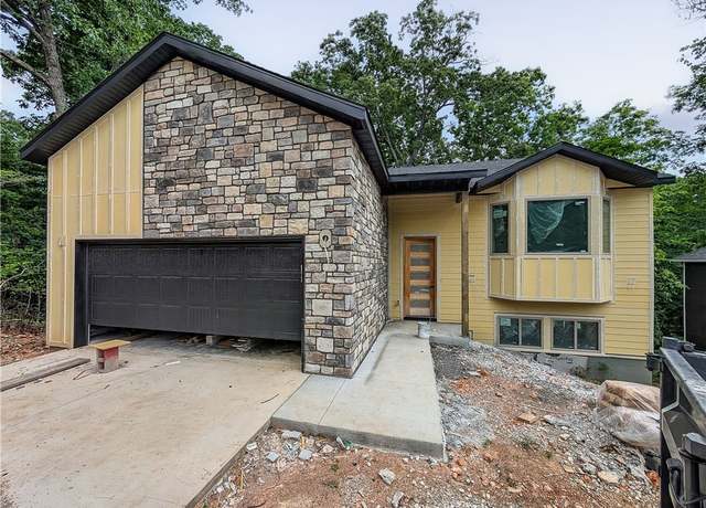 Property at 17 Burnham Dr, Bella Vista, AR 72715, 4 beds, 2.5 baths