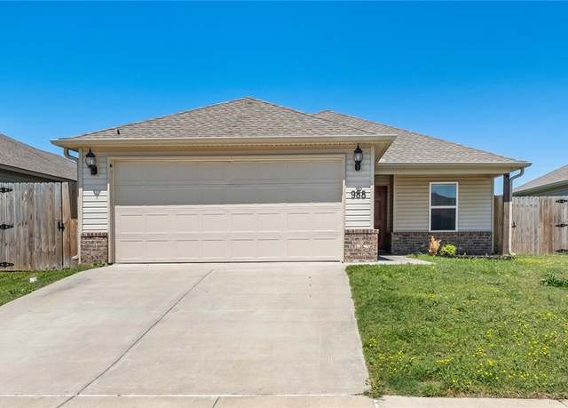 Property at 988 E Bunting St, Fayetteville, AR 72701, 4 beds, 2 baths