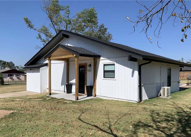 Property at 1519 W Ash St, Rogers, AR 72758, 1 bed, 1 bath
