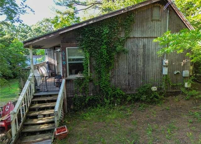 Property at 318 W 22nd St, Fayetteville, AR 72701, 3 beds, 1.5 baths