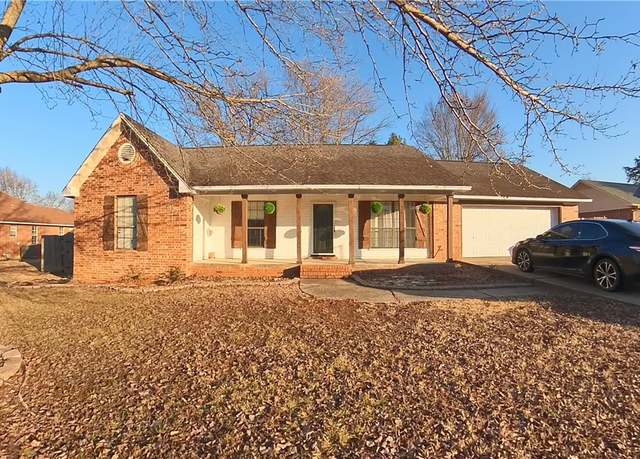 Property at 1112 Ashwood Dr, Russellville, AR 72801, 3 beds, 2 baths