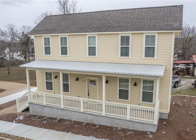 Property at 233 E 10th St, Fayetteville, AR 72701, 2 beds, 2.5 baths