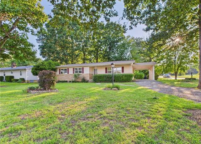 Property at 102 Mockingbird St, Harrison, AR 72601, 3 beds, 2 baths