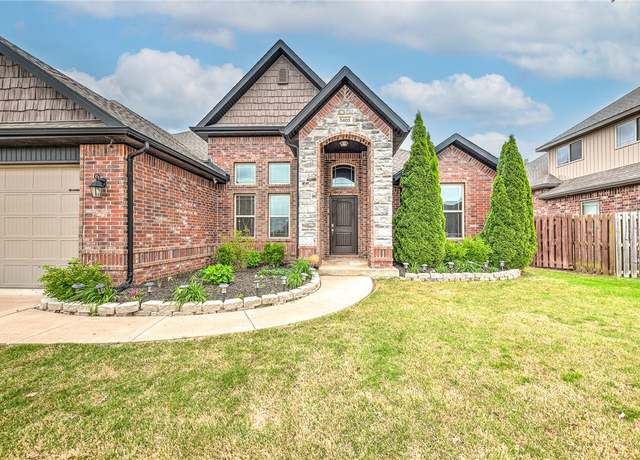 Property at 5403 S 60th Pl, Rogers, AR 72758, 4 beds, 3.5 baths