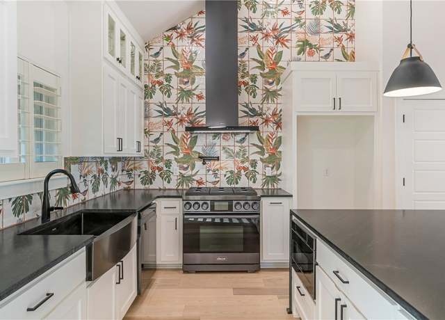 Property at 45 Westmorland Dr, Bella Vista, AR 72714, 4 beds, 4 baths