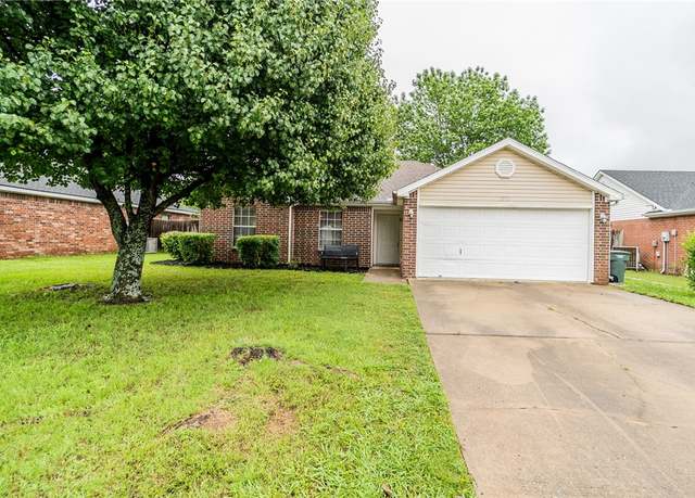 Property at 1370 S Jasmine Ln, Fayetteville, AR 72704, 3 beds, 2 baths