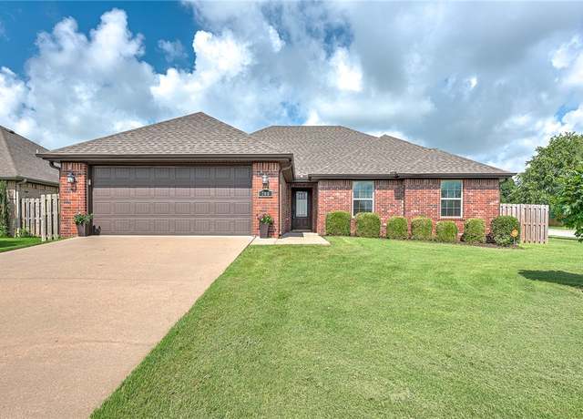 Property at 700 SW Arch St, Bentonville, AR 72712, 3 beds, 2 baths