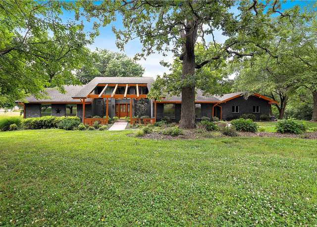 Property at 515 NW D St, Bentonville, AR 72712, 5 beds, 4 baths
