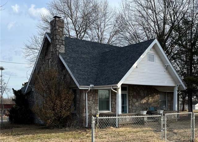 Property at 1304 E Main St, Green Forest, AR 72638, 3 beds, 1.5 baths
