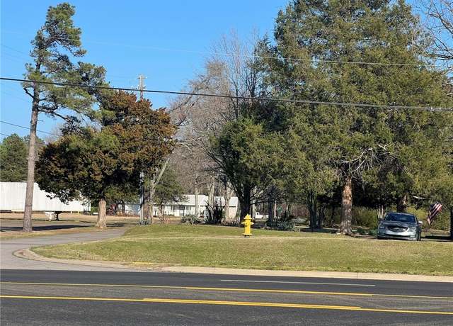 Property at 2304 E J St, Russellville, AR 72802, 3 beds, 2 baths
