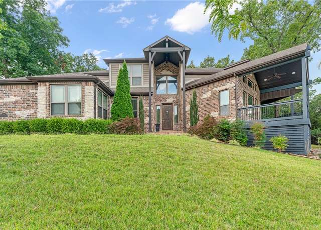 Property at 576 Champion Dr, Fayetteville, AR 72703, 4 beds, 4 baths