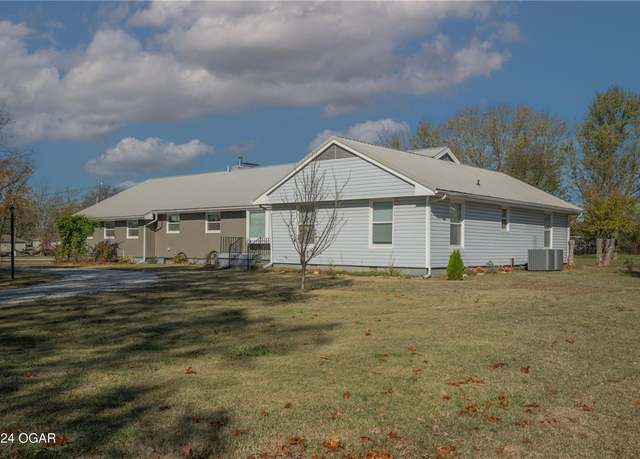 Property at 940 Industrial Dr, Neosho, MO 64850, 3 beds, 2 baths
