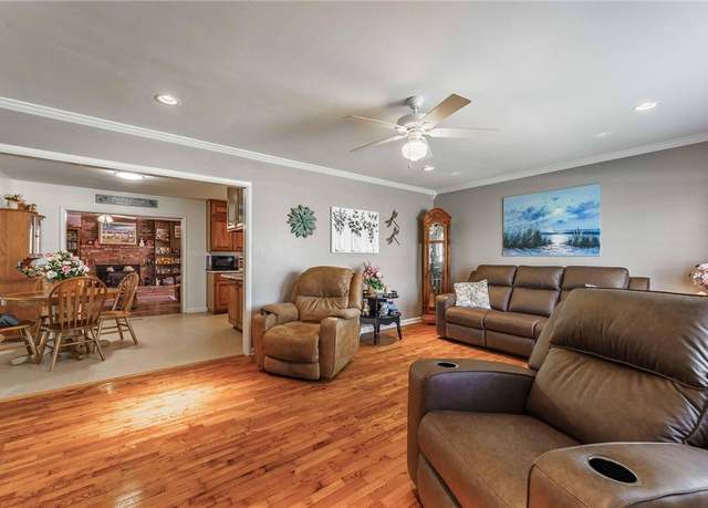 Property at 521 S 13th St, Rogers, AR 72758, 3 beds, 2 baths
